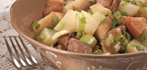 Салат из консервированного языка с мочеными яблоками