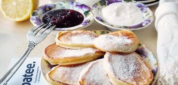 Лимонные оладьи с вишневым джемом