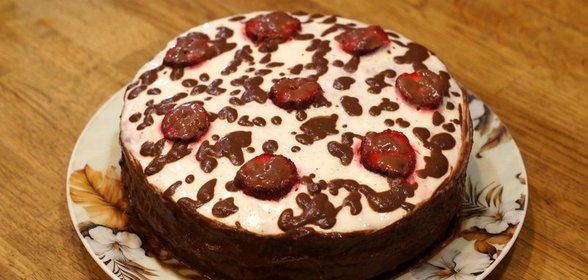 Торт с клубникой в мультиварке