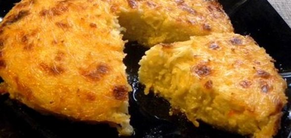 Вермишелевая запеканка с чесноком и соевым соусом