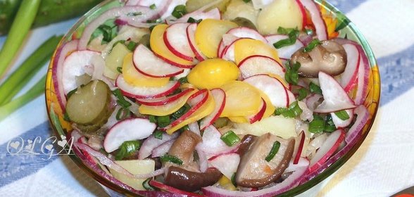 Салат из картофеля с квашенной капустой и грибами