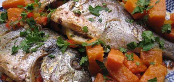 Дорада с овощами, лимоном и печеной тыквой