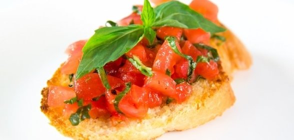 Брускетта с помидорами и базиликом
