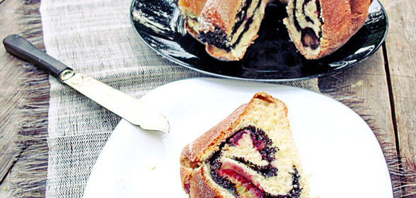 Пирог с маком и сливами