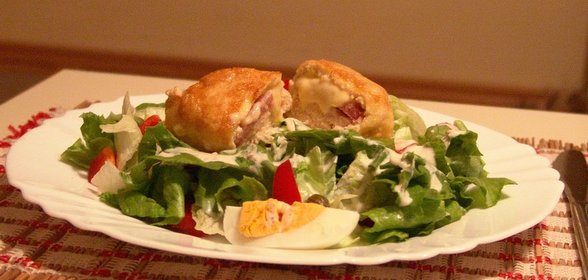 Салат с куринными конвертиками