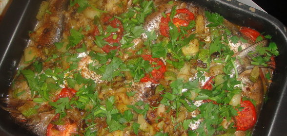 Рыба, запеченная с овощами