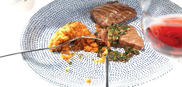 Говяжья печенка с пюре из моркови и кинзы
