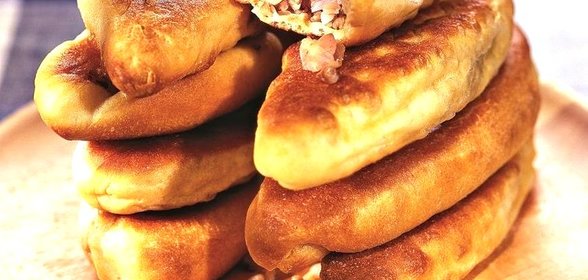 Пирожки с квашеной капустой и утиными шкварками