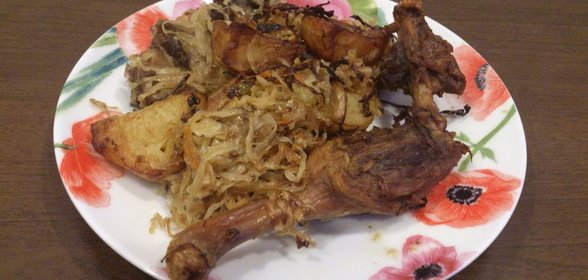 Утка, запеченная с квашеной капустой и картофелем