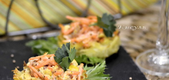 Картофельные тарталетки с пикантным салатом из копчёной курицы