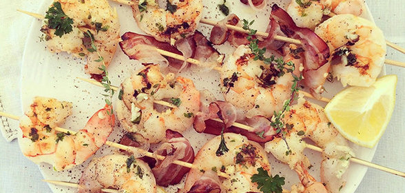 Шашлычки с креветками и беконом