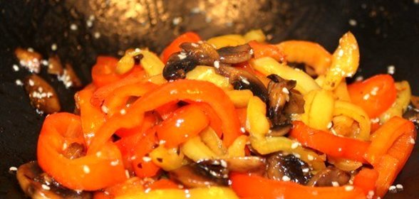 Грибы с овощами жареные в воке