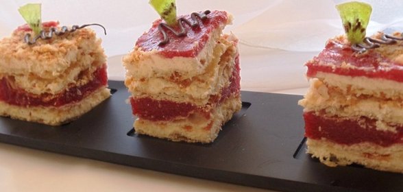 Слоенные пирожные с клубничным желе