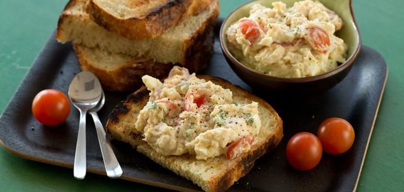 Тосты с пюре из белой фасоли