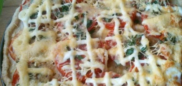 Пицца с помидорами и сыром