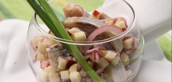 Сельдь с яблоками в йогуртовом маринаде