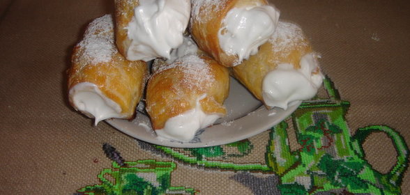 Слоеные трубочки и три виды крема