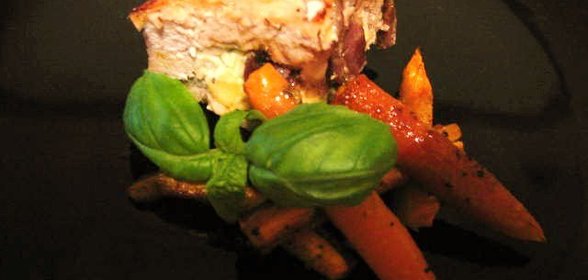 Мясо с начинкой и морковными палочками