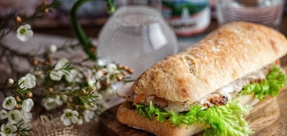 Сэндвич с запеченной свининой и квашеной капустой