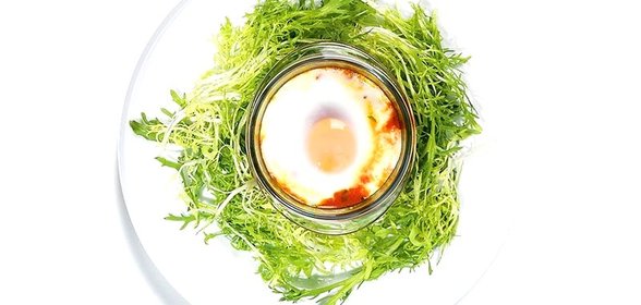 Томатная запеканка с яйцами и луком