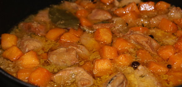 Тушенная пряная курица с тыквой