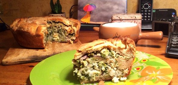 Пирог со щавелем, сыром и яйцами