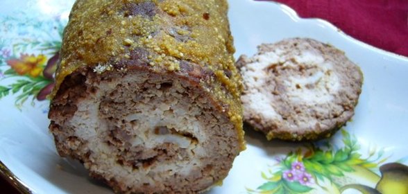 Мясной рулет из двух видов мяса