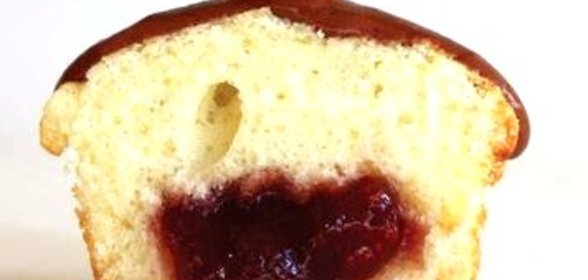 Ванильные кексы с шоколадной помадкой, вишней и начинкой из клубничного варенья