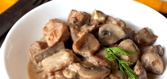 Индейка с шампиньонами в сметане