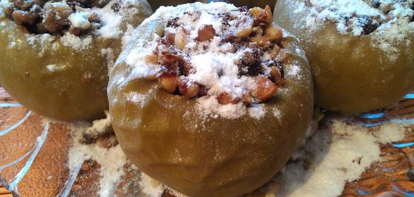 Запеченные яблоки с орехами и вареньем
