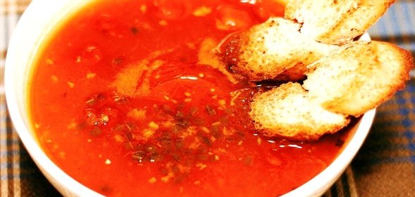 Суп из фасоли, томатов и шалфея с тостами