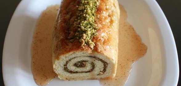 Рулет с ореховой начинкой, корицей и медовым сиропом