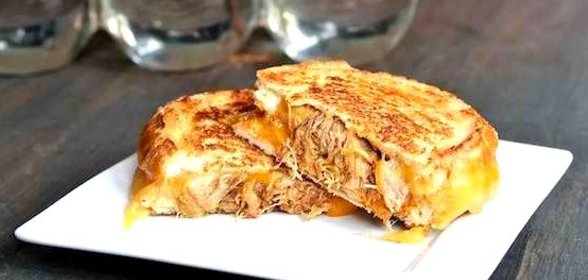 Запеченный бутерброд с сыром и мясом