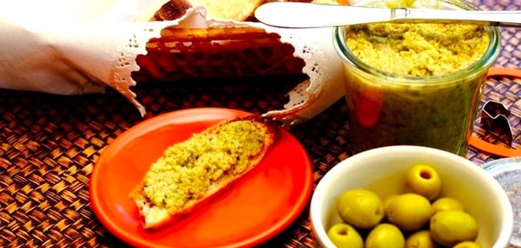 Тапенад из оливок с каперсами и анчоусом