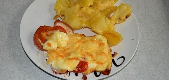 Курица под помидорно-сырной корочкой с картошкой
