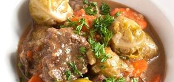 Тушеная говядина с брюссельской капустой