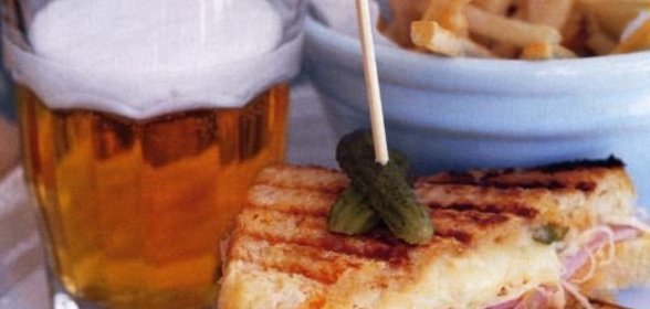 Яйцо, фаршированное сыром и чесноком