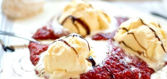 Лимонный замороженный йогурт с малиновым соусом