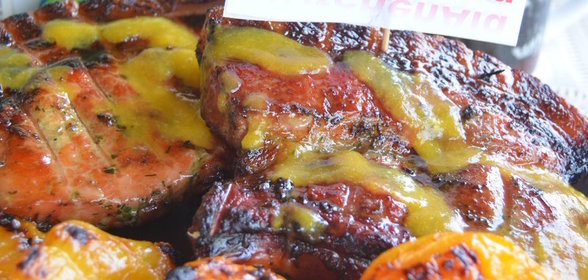 Свиная корейка в маринаде из зелени и персиковым соусом