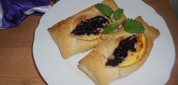 Слойки с творогом и черникой
