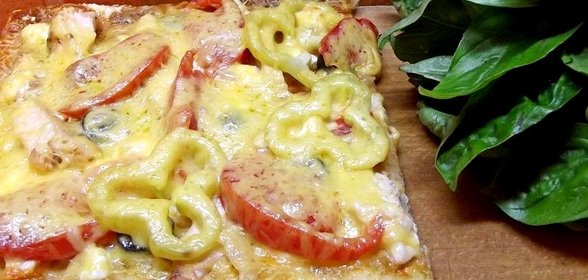 Пицца с курицей и овощами