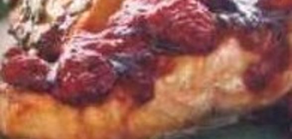 Жареный лосось с малиновым соусом