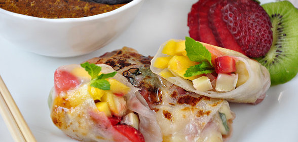 Фруктовые спринг роллы с сыром «Бри» и медово-ванильным соусом