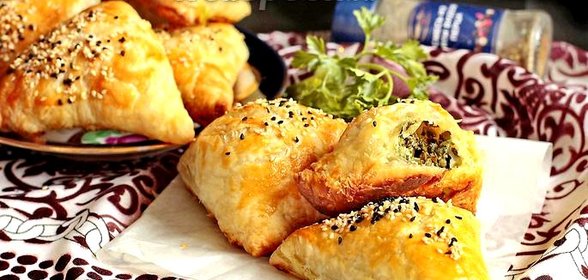 Самса на слоёном тесте с зеленью