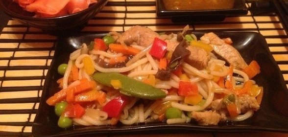 Рисовая лапша со свининой и овощами