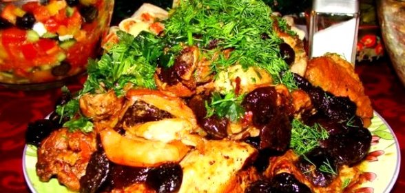 Индейка, запеченная с черносливом