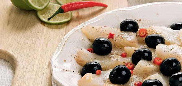 Соленая камбала с маслинами