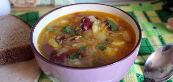 Щи из квашеной капусты с фасолью и яблоком