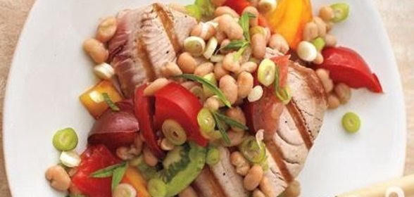 Тунец с помидорами и фасолью