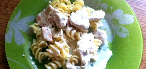 Макароны с курицей в сливочном соусе